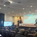 Promoción 1975 de Electrónica de la UNI Celebra Bodas de Oro con Donación de Pantalla Interactiva Teros