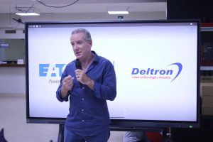 Eaton motiva a la fuerza de ventas de Deltron con una charla inspiradora junto a Eddie Fleischman