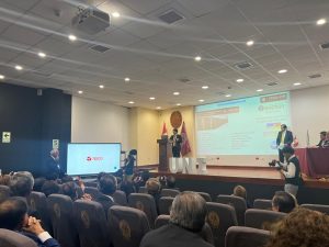 Promoción 1975 de Electrónica de la UNI Celebra Bodas de Oro con Donación de Pantalla Interactiva Teros