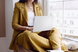 ASUS Zenbook 14: La laptop ultraligera que redefine la productividad y el estilo en movimiento
