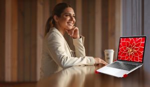 ¿Qué lleva un ejecutivo nómada en su mochila? Descubre el aliado perfecto para el teletrabajo